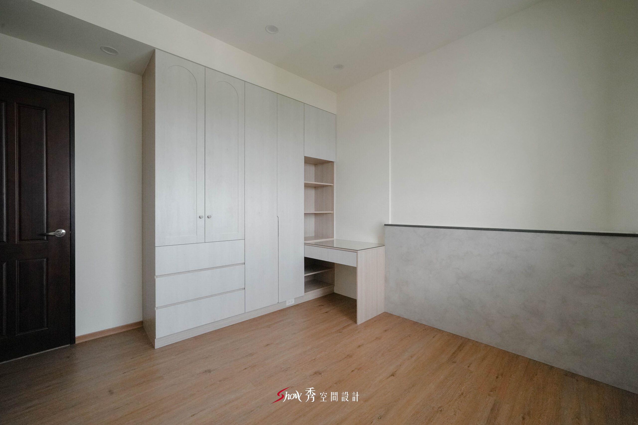 臥室結合系統衣櫃、開放層架與書桌機能，並以半高牆分界空間使用區域。