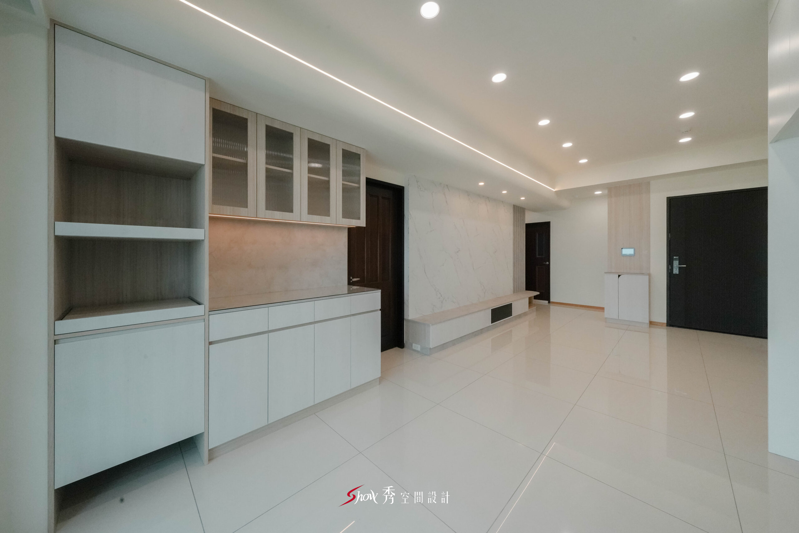 餐邊櫃結合展示吊櫃與收納機能，搭配間接照明提升空間質感。