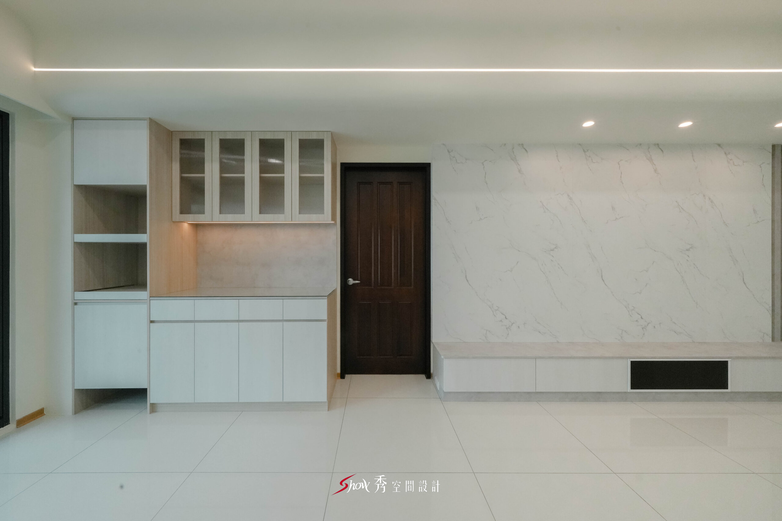 客廳電視牆與餐邊櫃連續配置，形成整體牆面設計語彙。