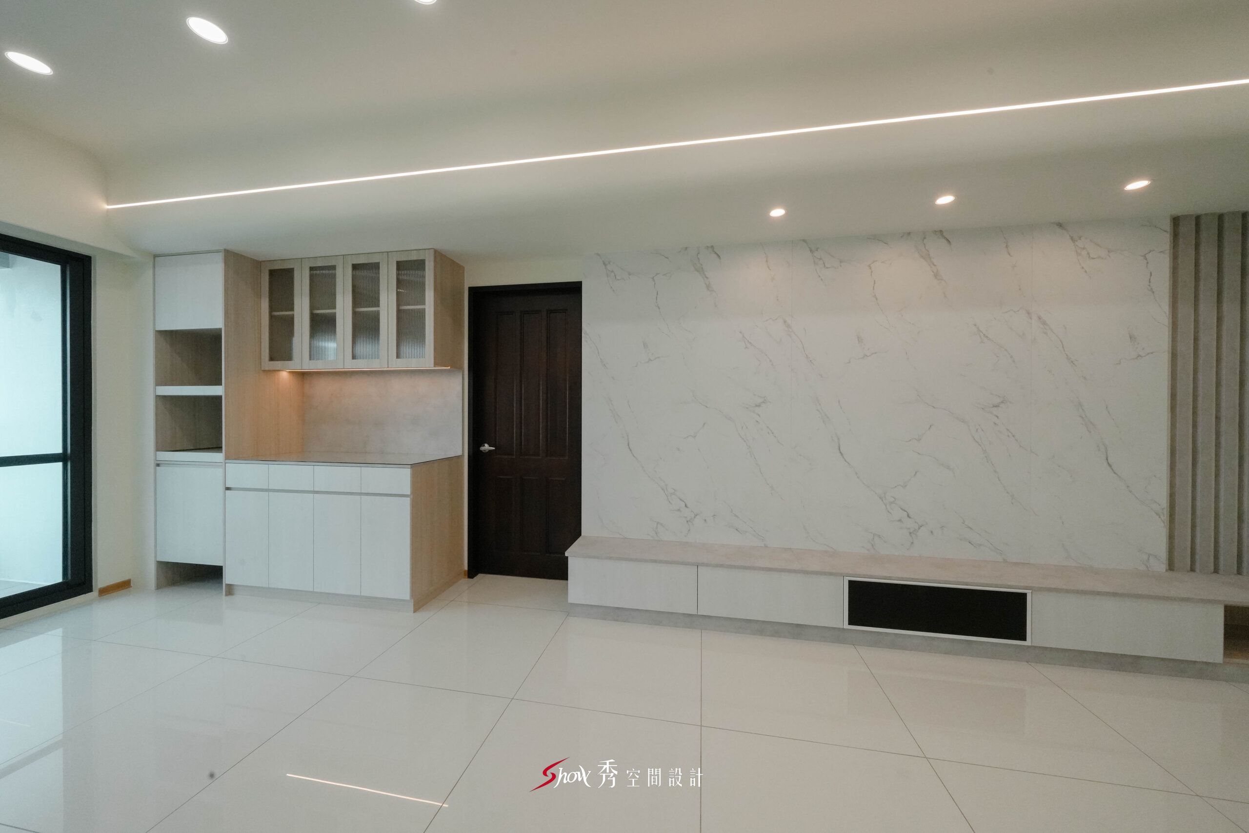 大面石紋電視牆搭配長型低櫃設計，強調橫向延伸與空間比例。