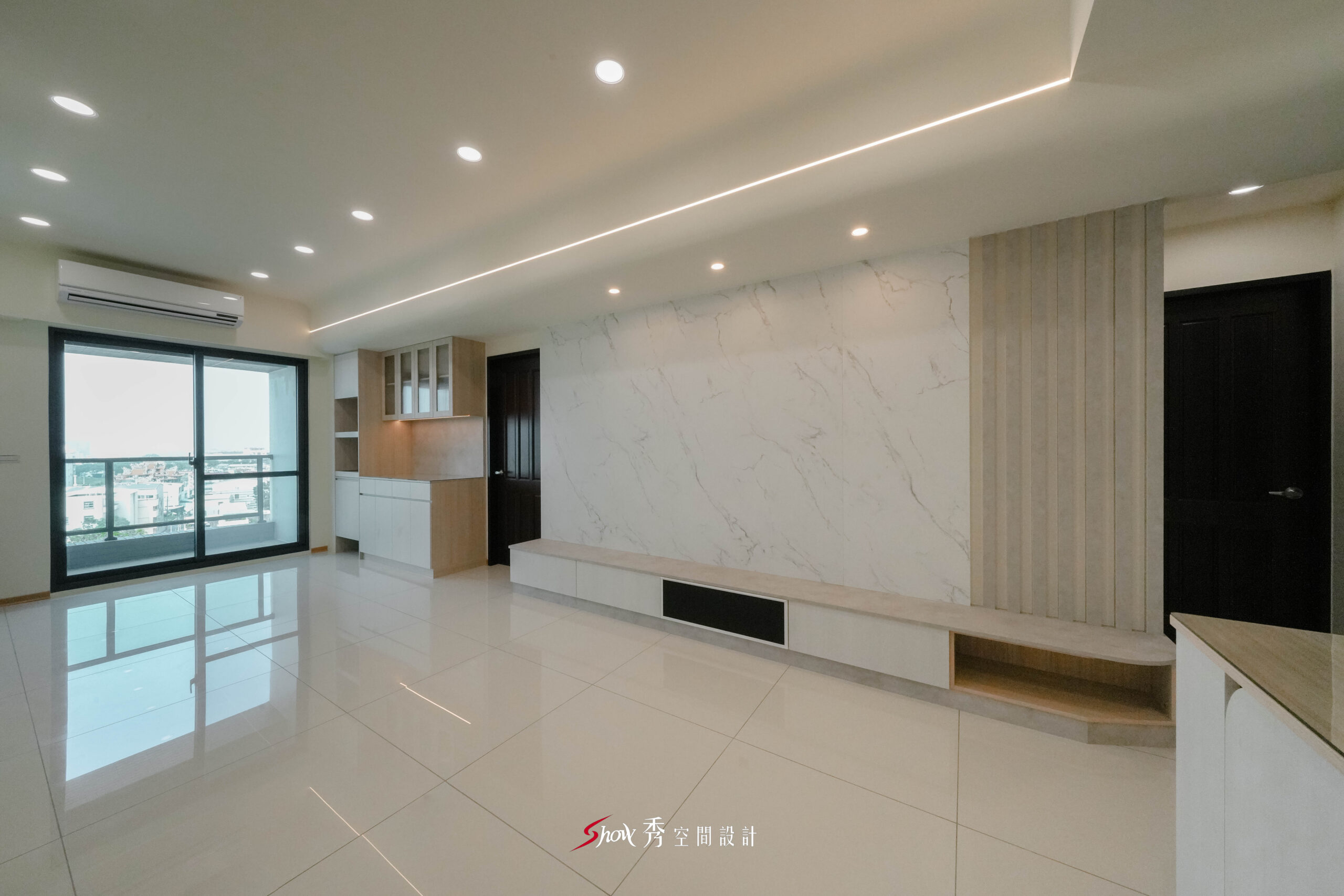 客廳全景結合落地窗採光與石紋主牆設計，營造明亮開放的居家空間。