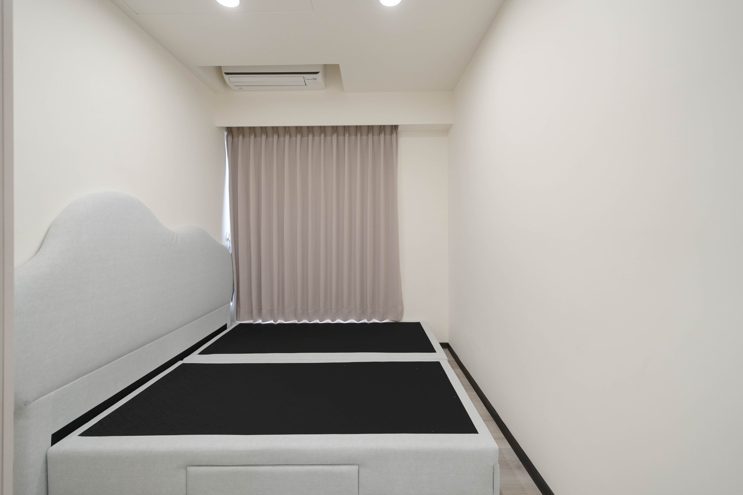 善化住宅室內設計，造型線型燈搭配挑高空間與玻璃欄杆設計。