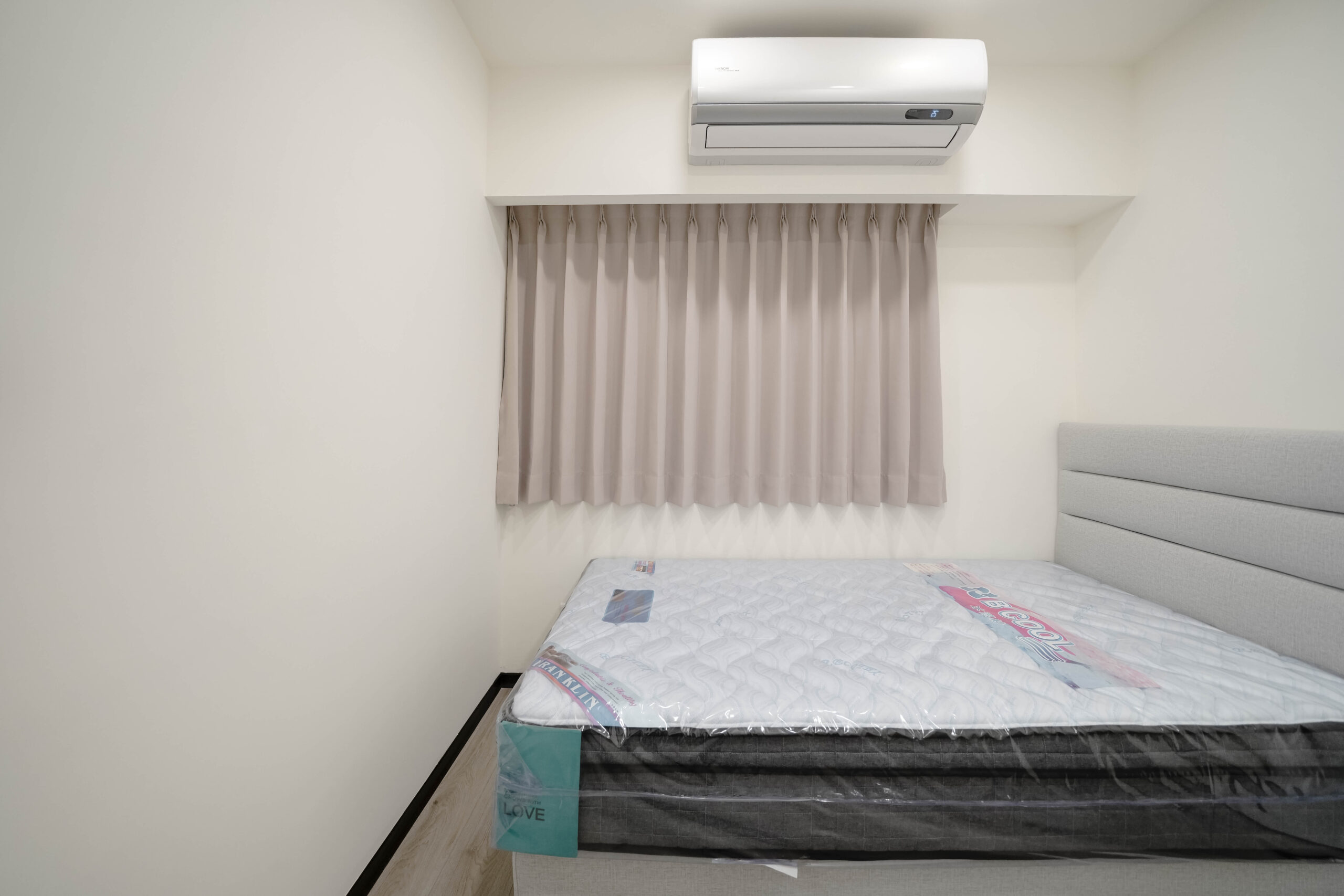 台南善化臥室設計，簡約白色系搭配訂製床架與遮光窗簾。