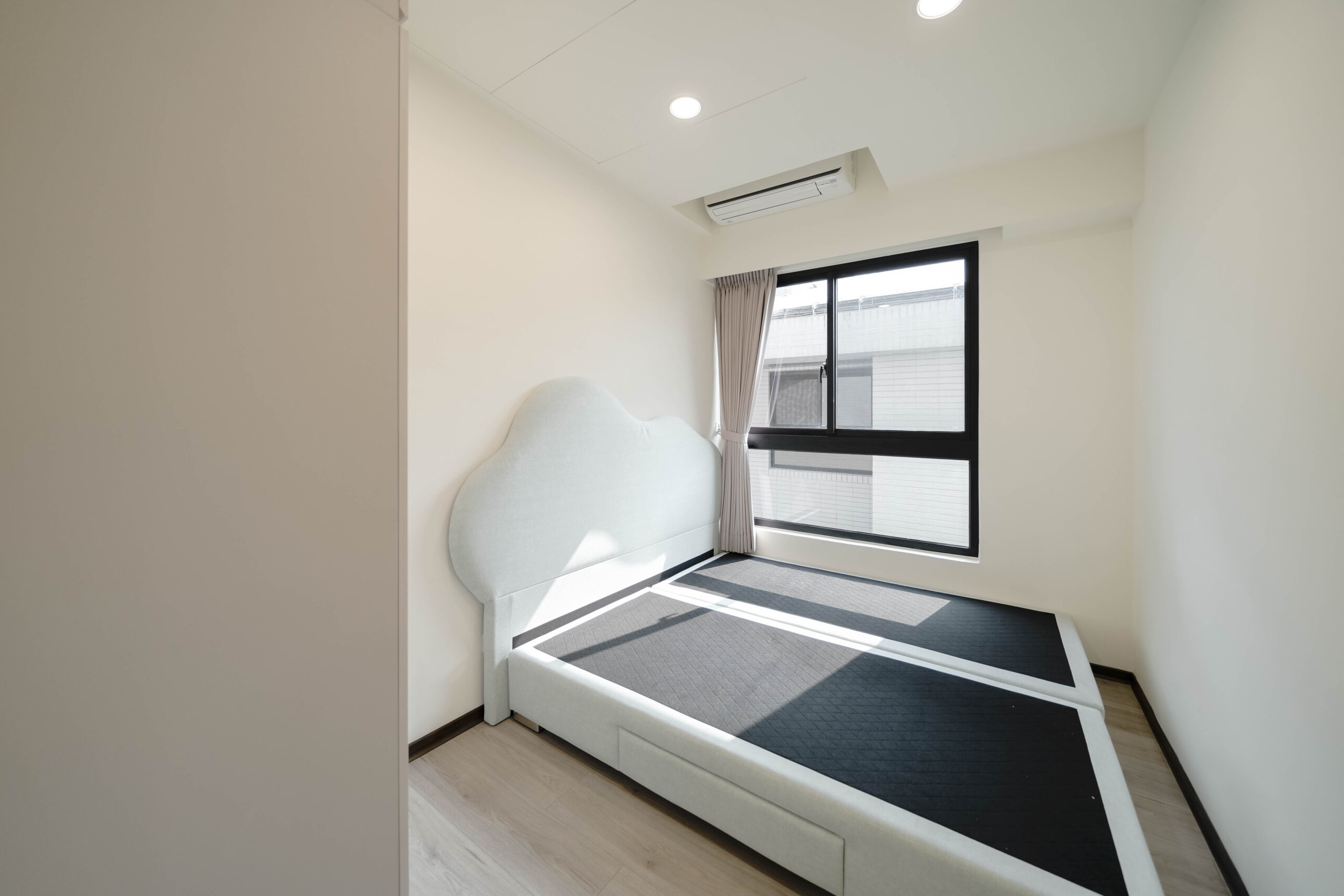 台南善化室內裝修案例，次臥空間搭配訂製床架與大面採光窗景。