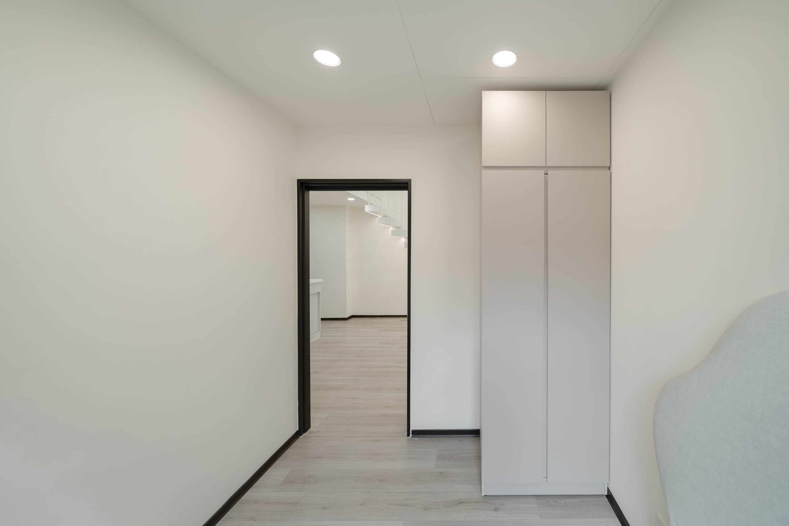 台南善化室內設計案例，簡約臥室空間搭配訂製衣櫃與木紋地板。