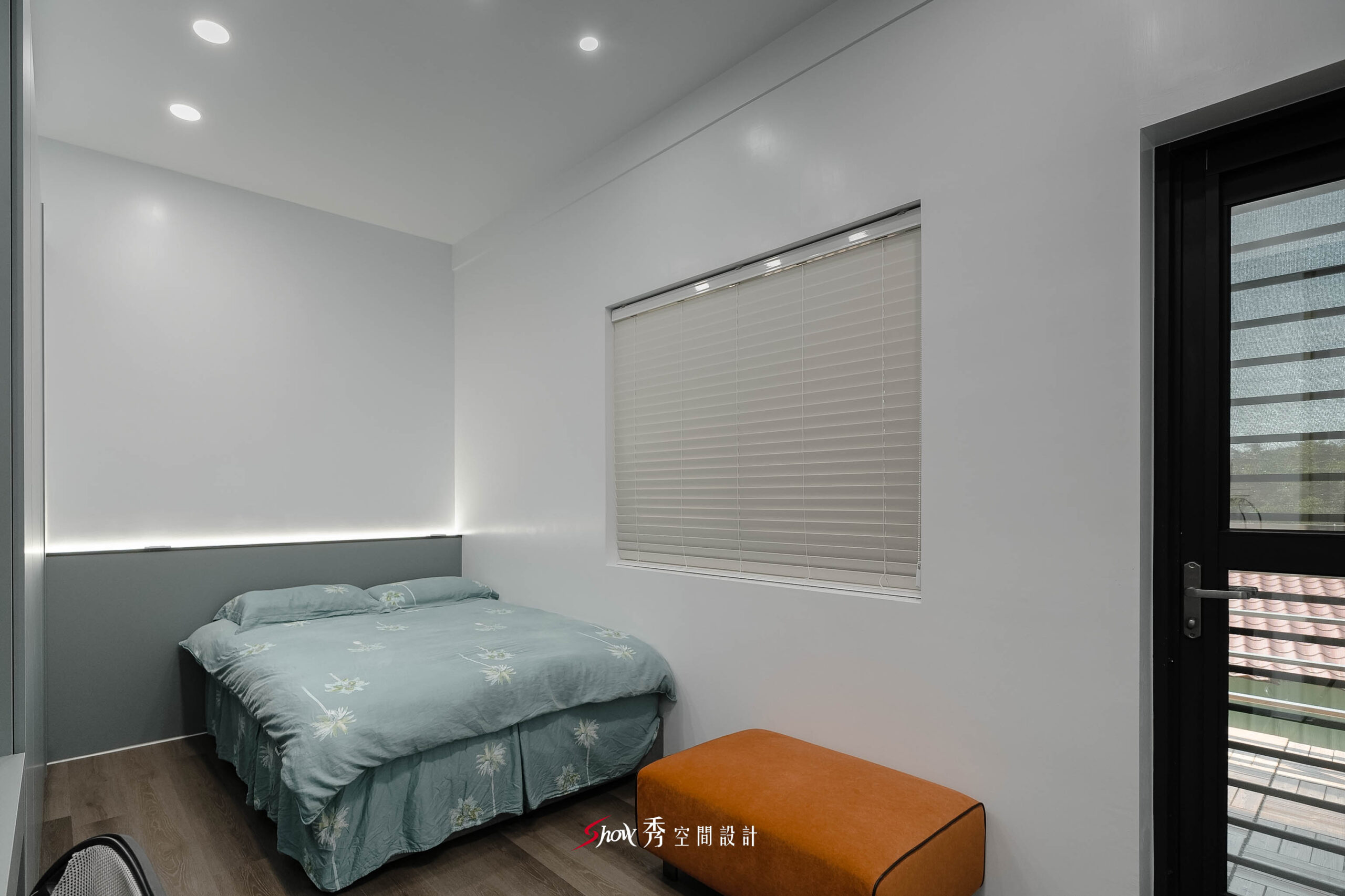 台南簡約臥室設計，灰色床頭板搭配線型間接照明、木紋地板與白色百葉窗