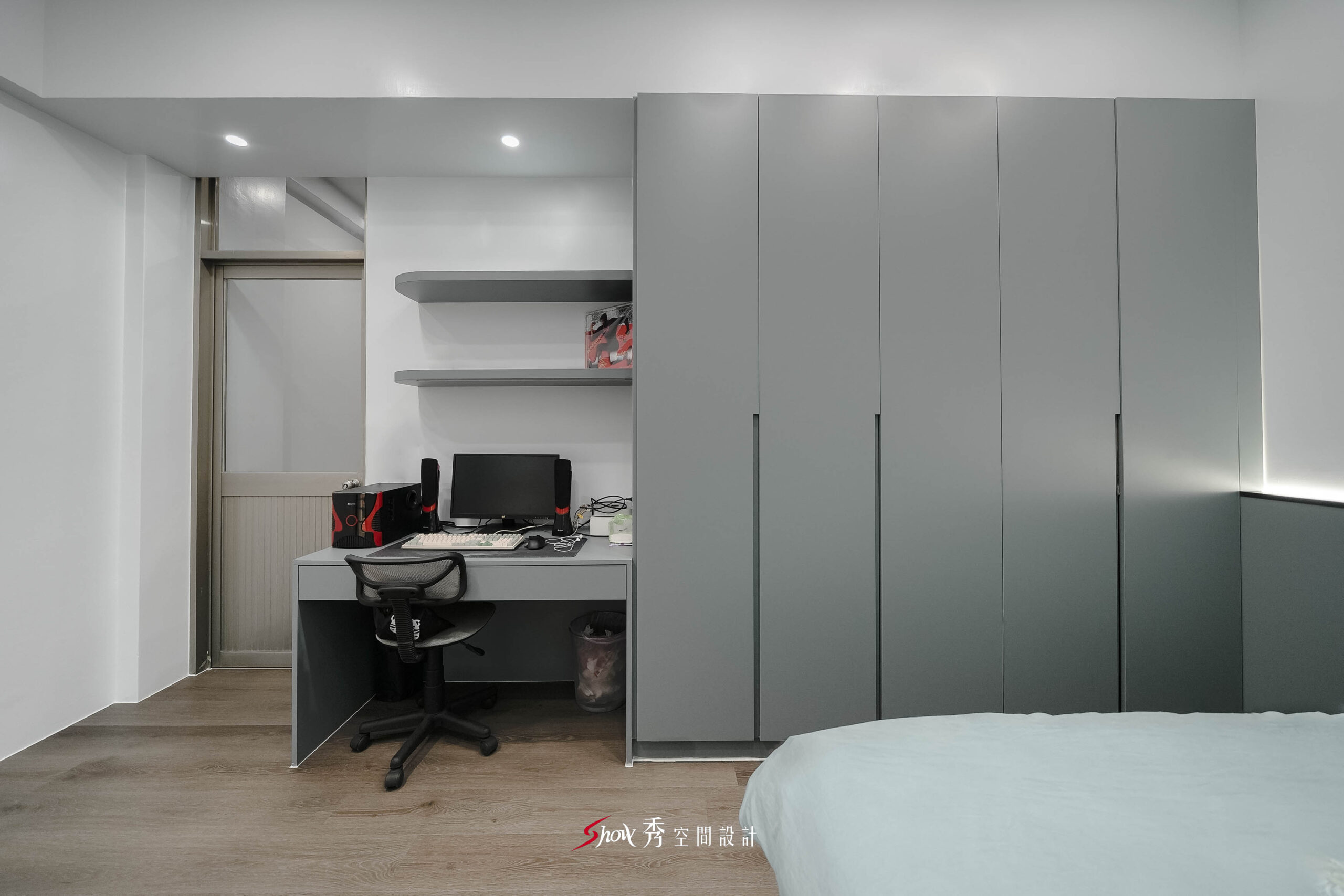台南臥室系統櫃設計，灰色大型衣櫃結合電腦書桌與開放展示層板