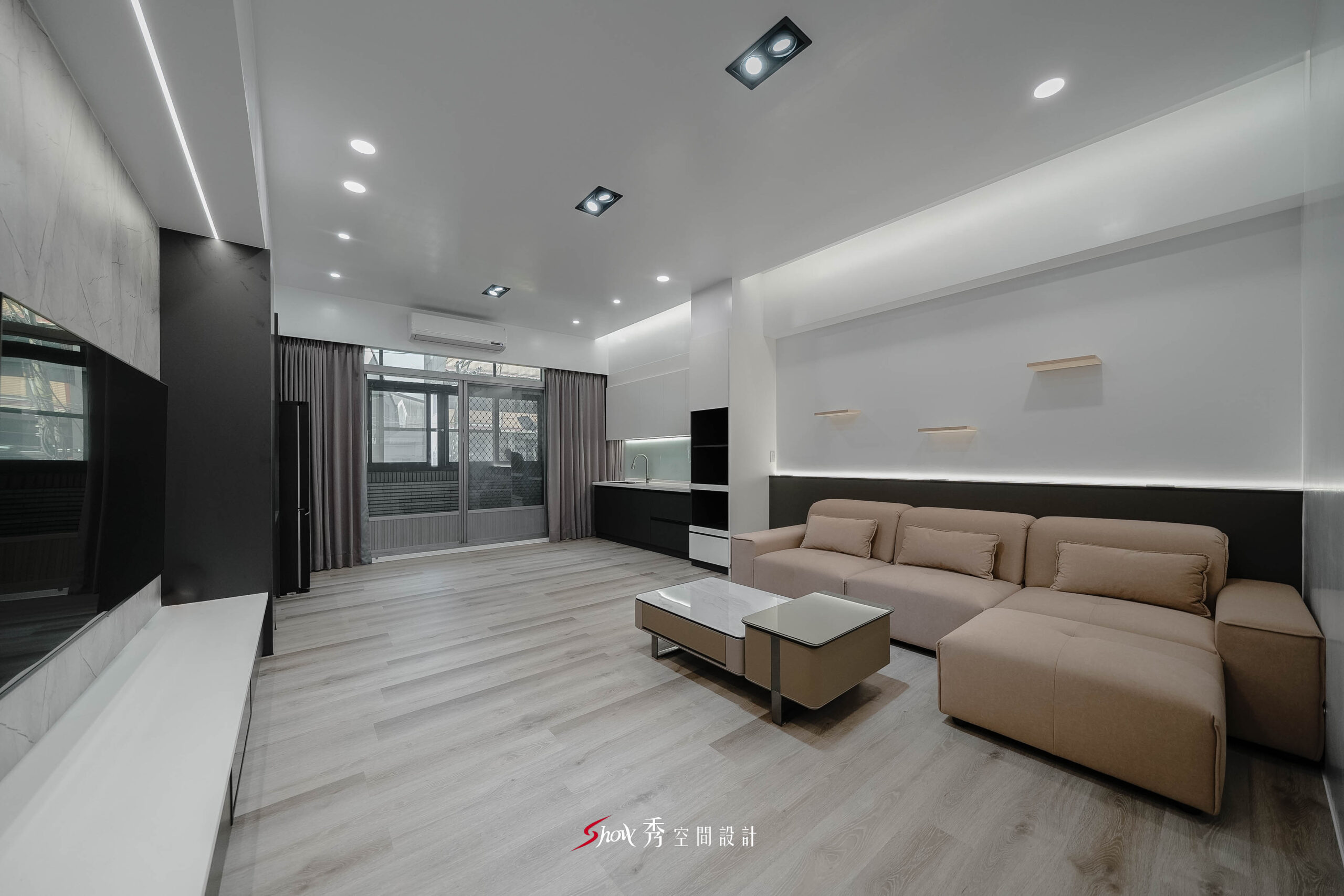 台南現代簡約客廳設計，米色L型沙發搭配石紋電視牆與開放式輕食區