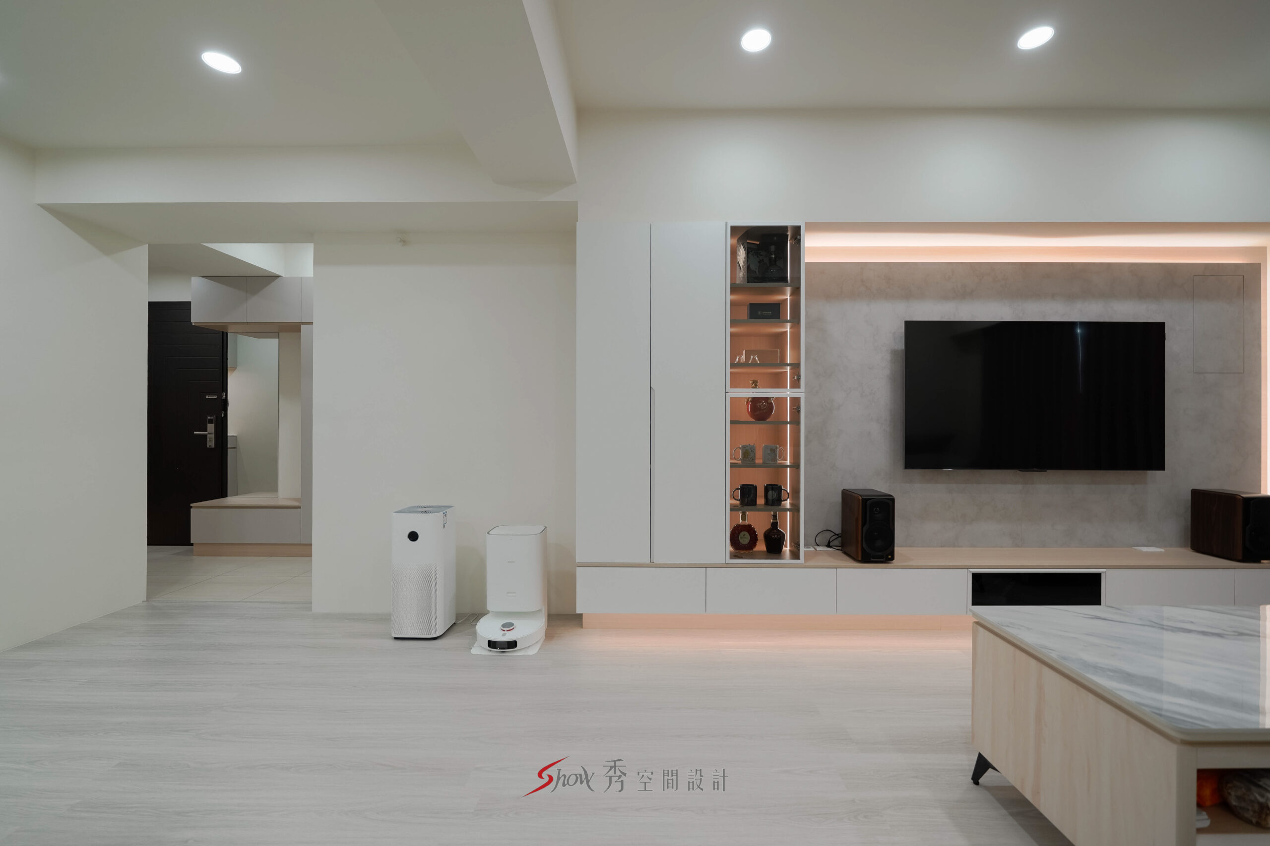 台南現代簡約客廳空間，搭配大理石紋茶几、灰色沙發與懸浮電視櫃設計。