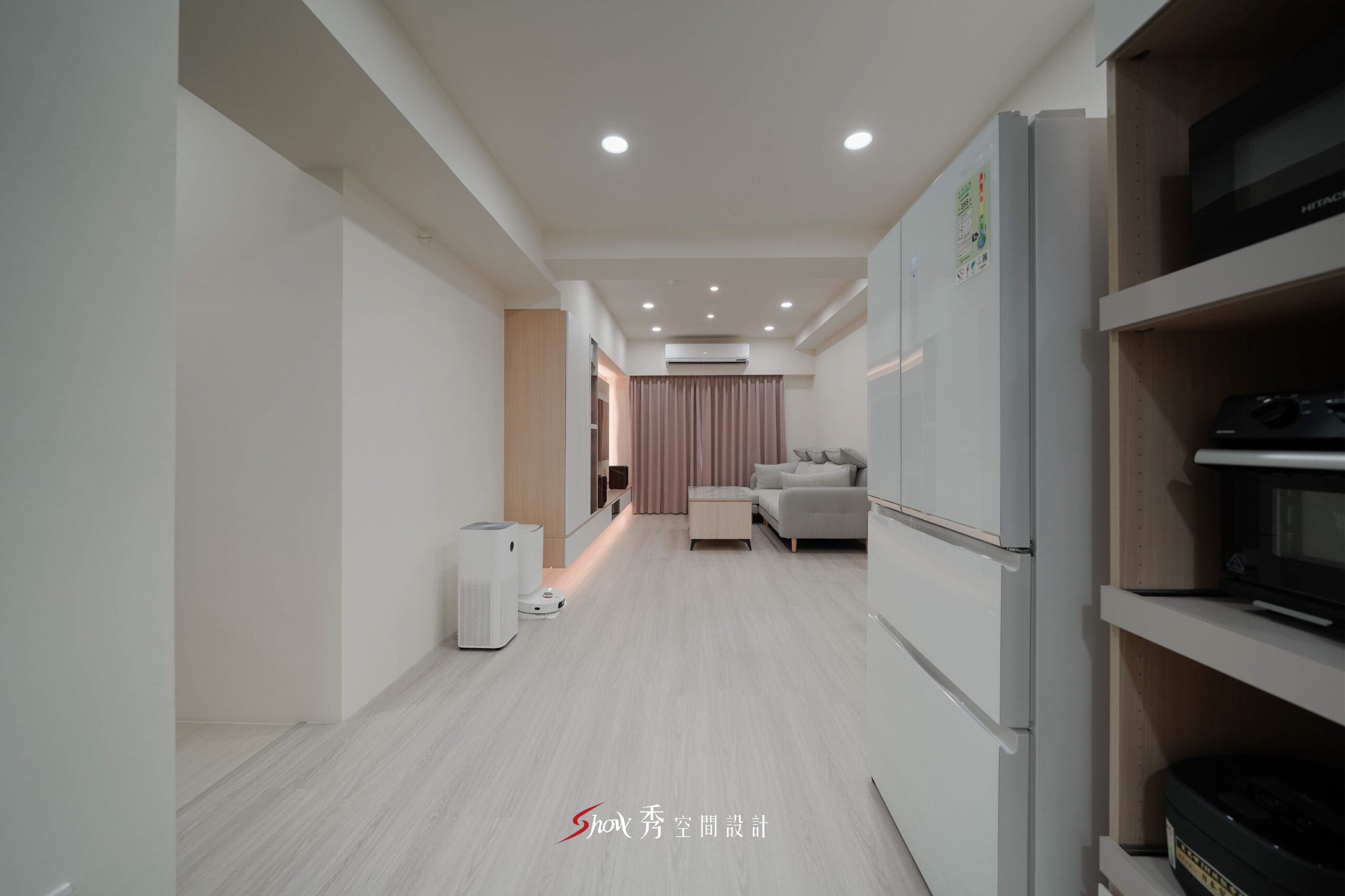 台南室內設計開放式空間規劃，以淺色木地板與白色櫃體打造寬敞明亮的住宅動線。