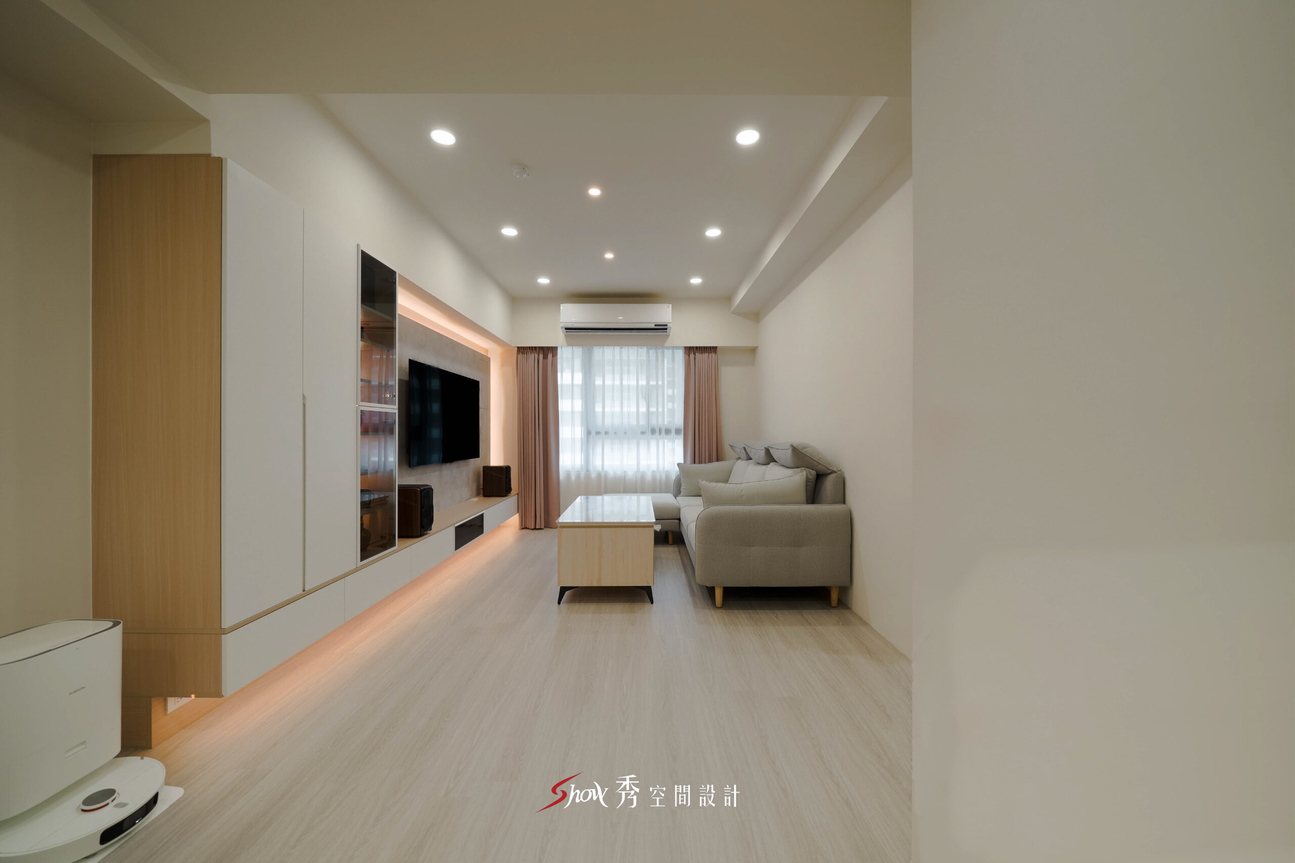 台南現代簡約客廳空間，結合懸浮電視櫃、間接照明與淺色木紋設計，營造溫馨住宅氛圍。