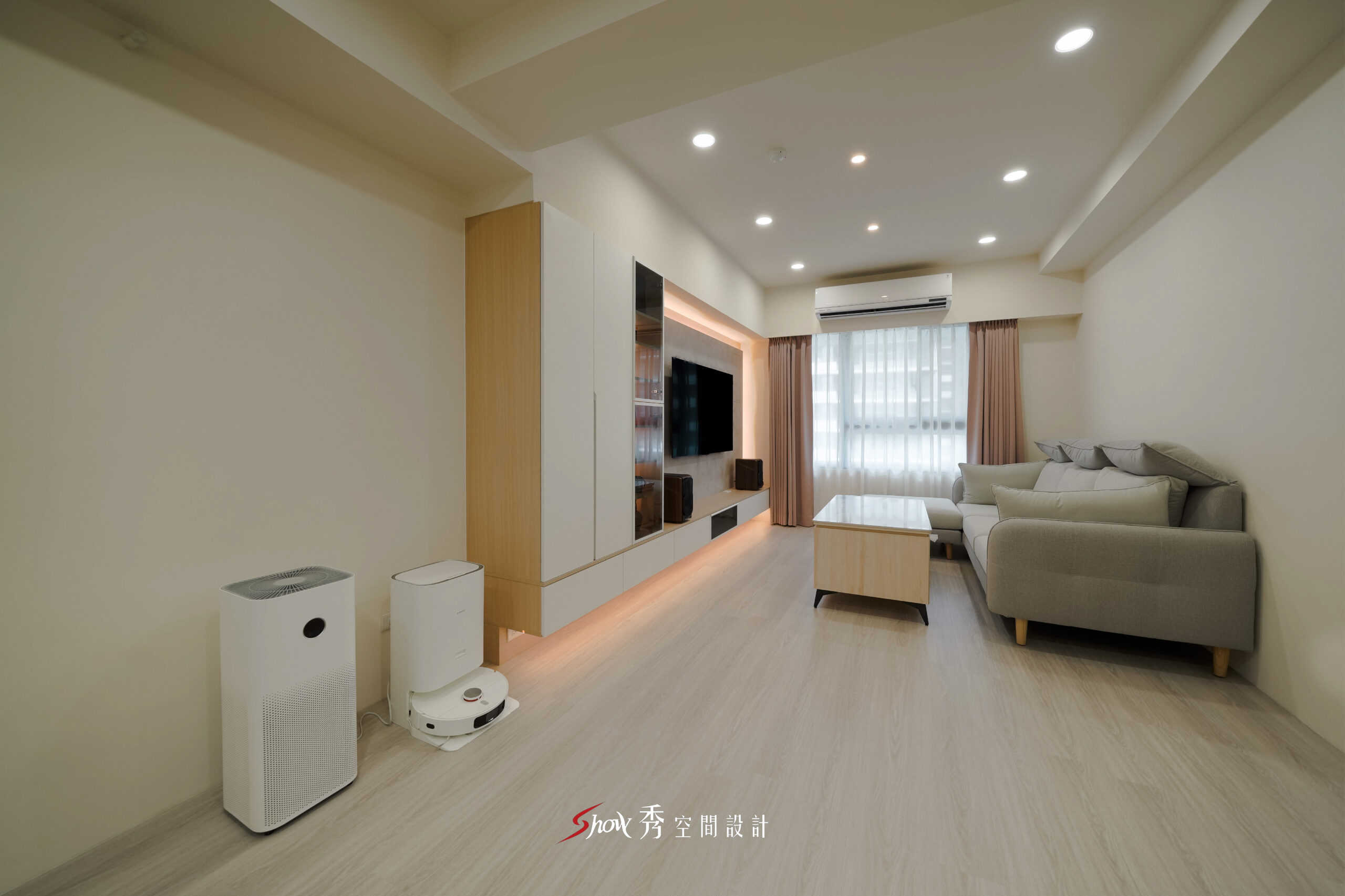 台南住宅客廳設計，以現代簡約風格搭配灰色沙發與淺木紋茶几，展現溫暖舒適居家感。