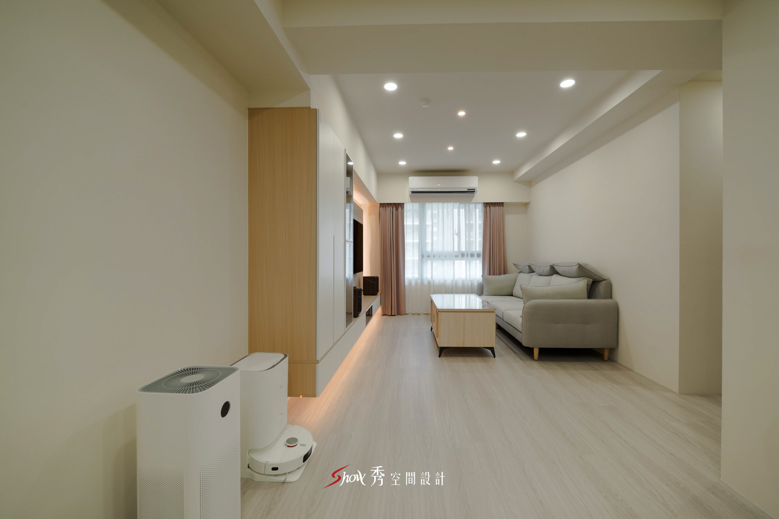 台南室內設計客廳空間，以開放式格局搭配懸浮櫃體與石紋電視牆，打造現代簡約住宅。