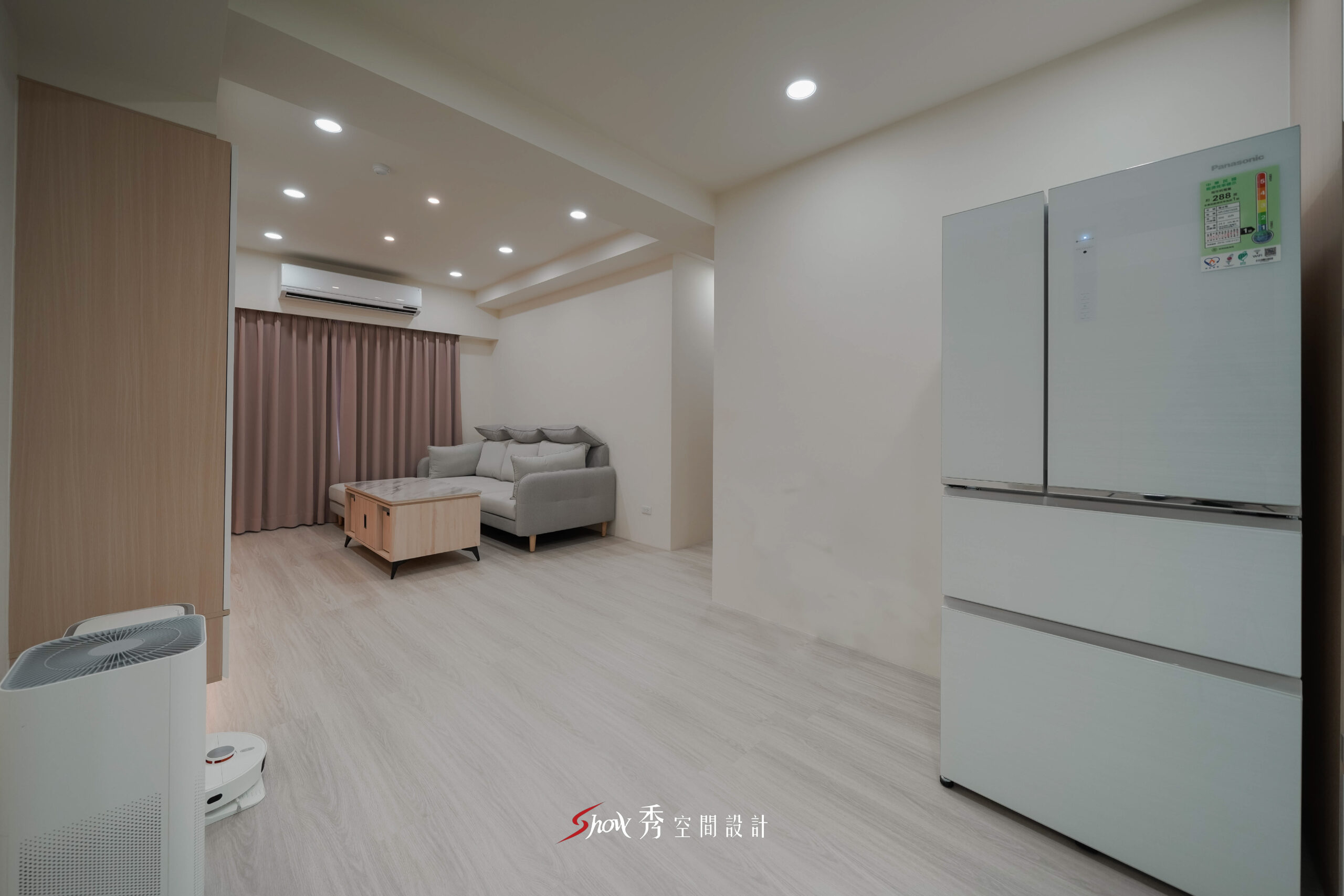 台南開放式客餐廳設計，以淺色木地板與簡約家具打造寬敞明亮住宅空間。