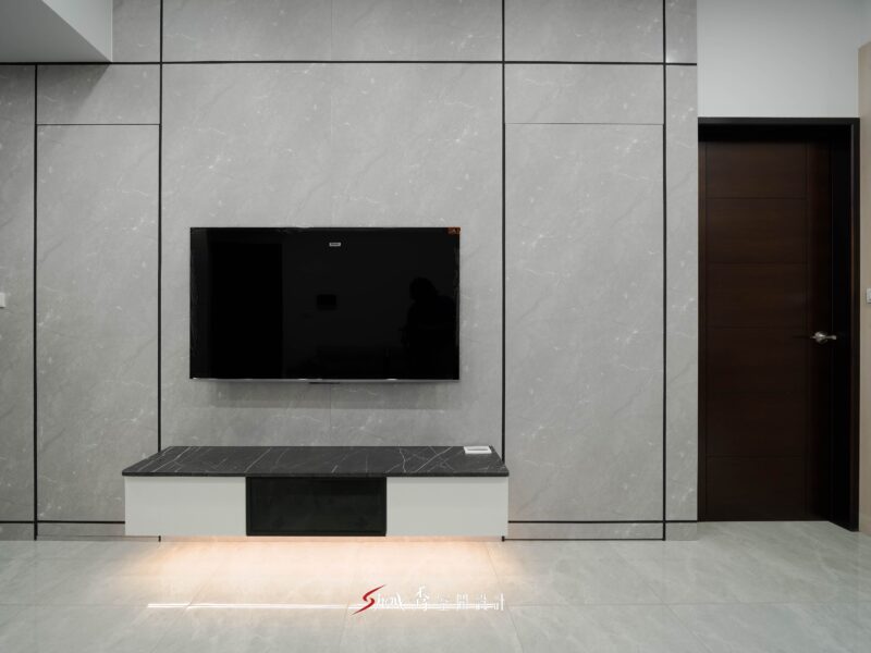 灰色大板磚電視牆搭配懸浮電視櫃與深色木門的客廳空間設計