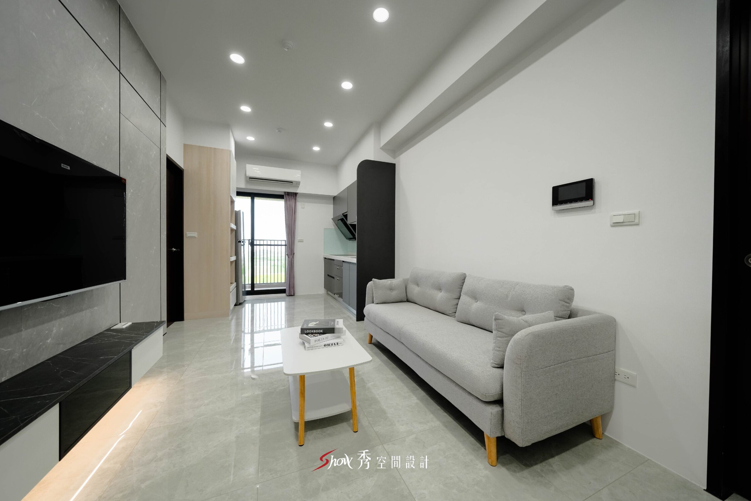 淺灰布沙發搭配白色茶几與灰色電視牆的小坪數現代簡約客廳