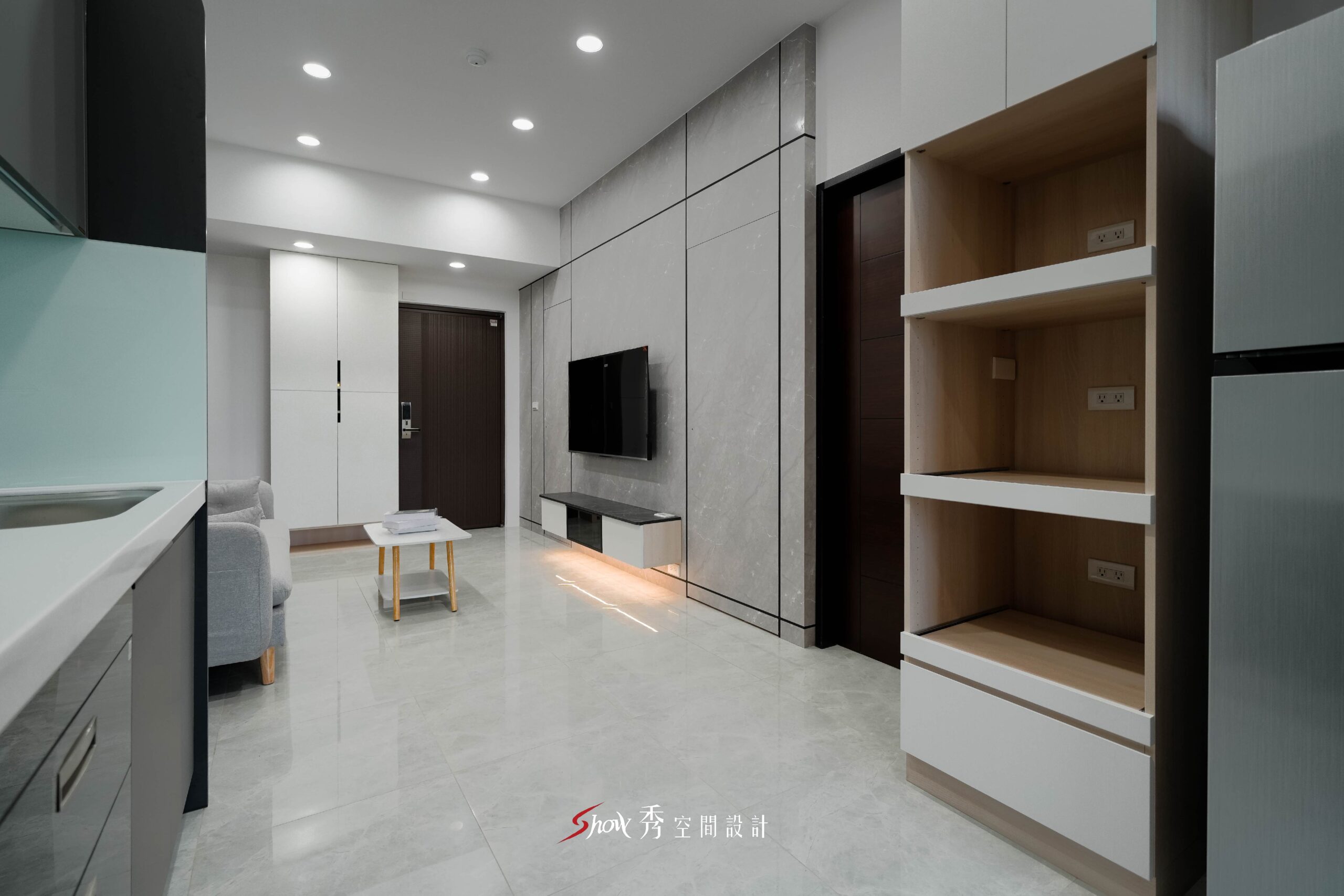 灰色石紋電視牆搭配懸浮電視櫃與淺灰沙發的現代簡約客廳