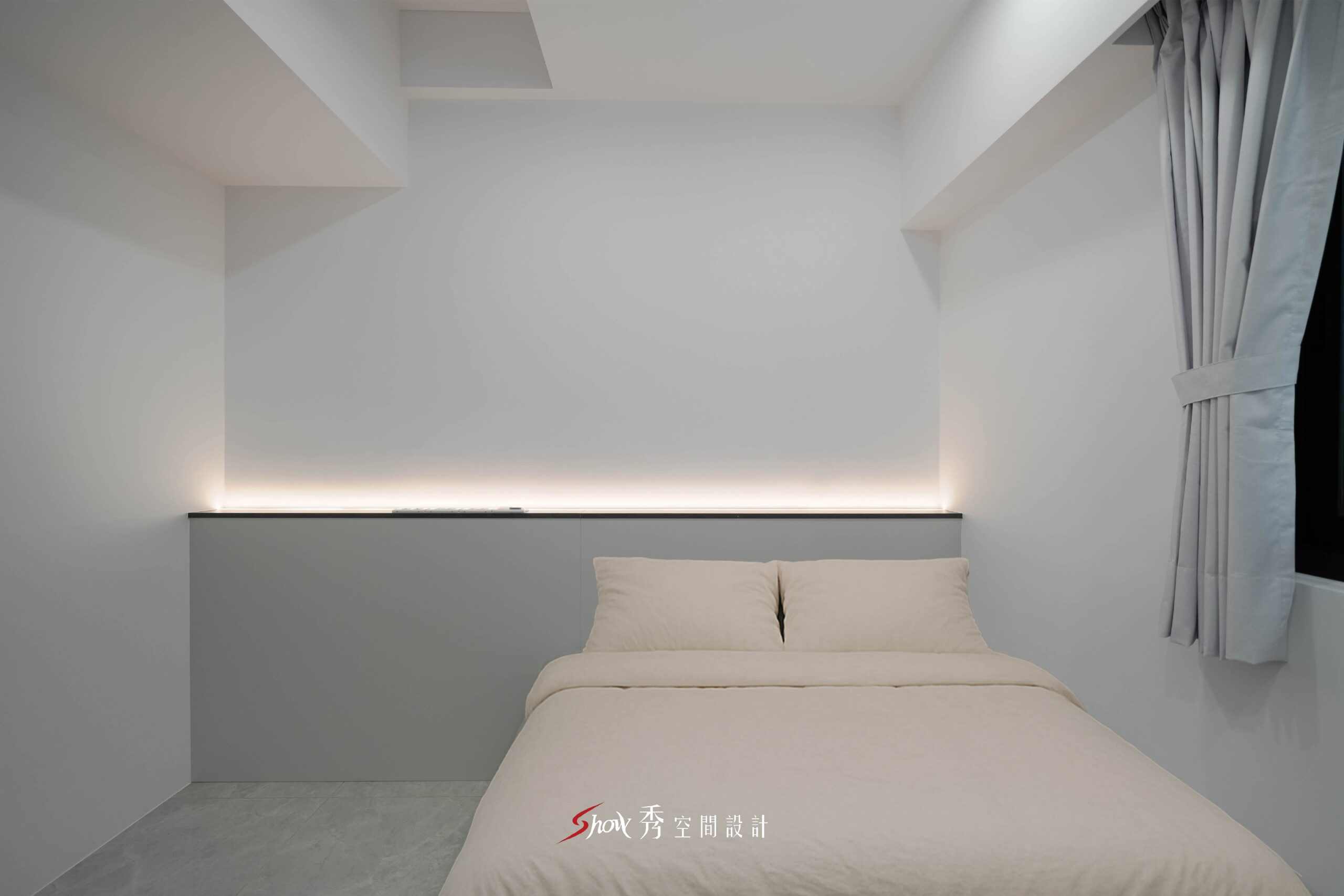 白色臥室搭配灰色床頭收納與間接燈光的簡約臥室空間