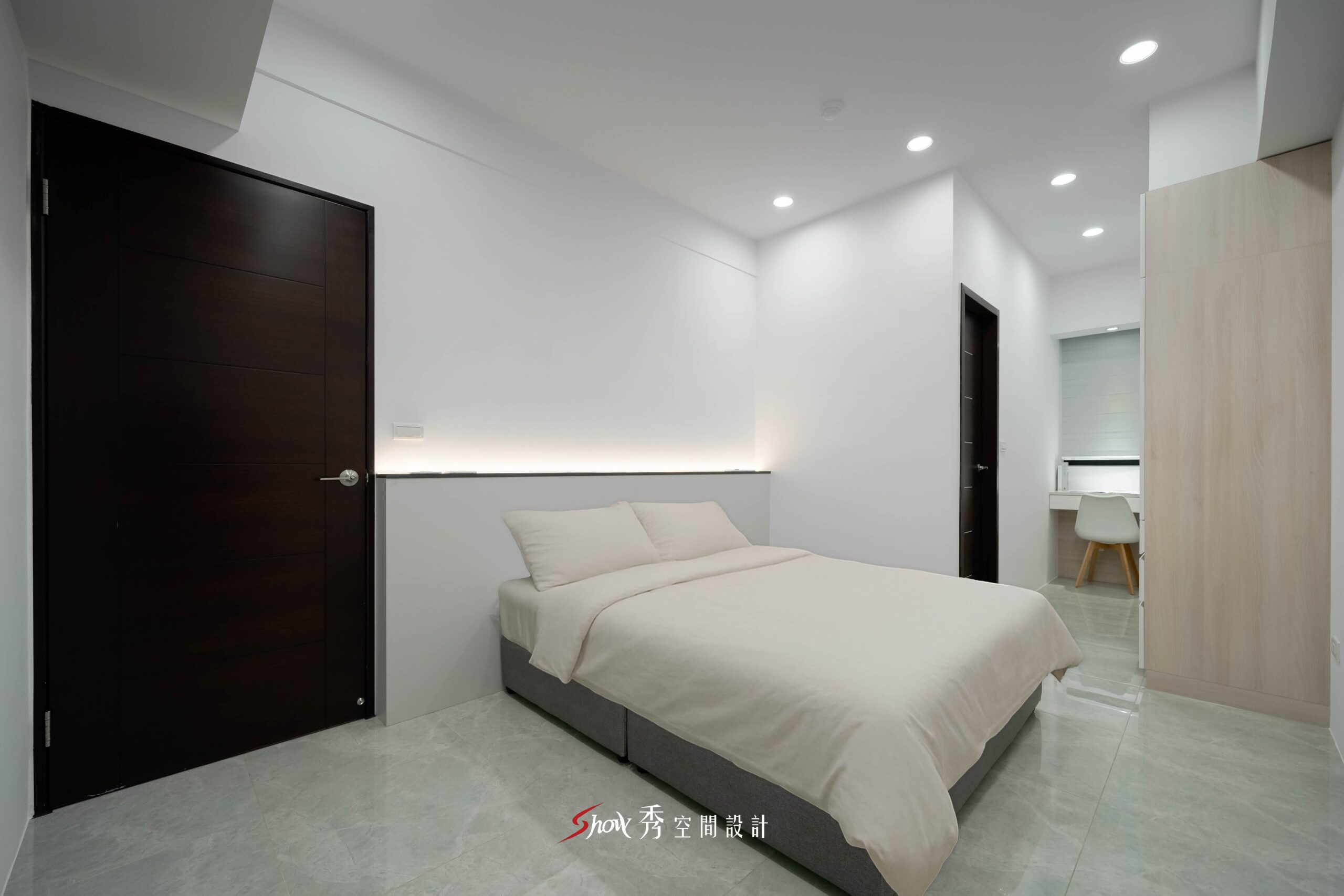 臥室結合衣櫃與書桌區的簡約住宅設計