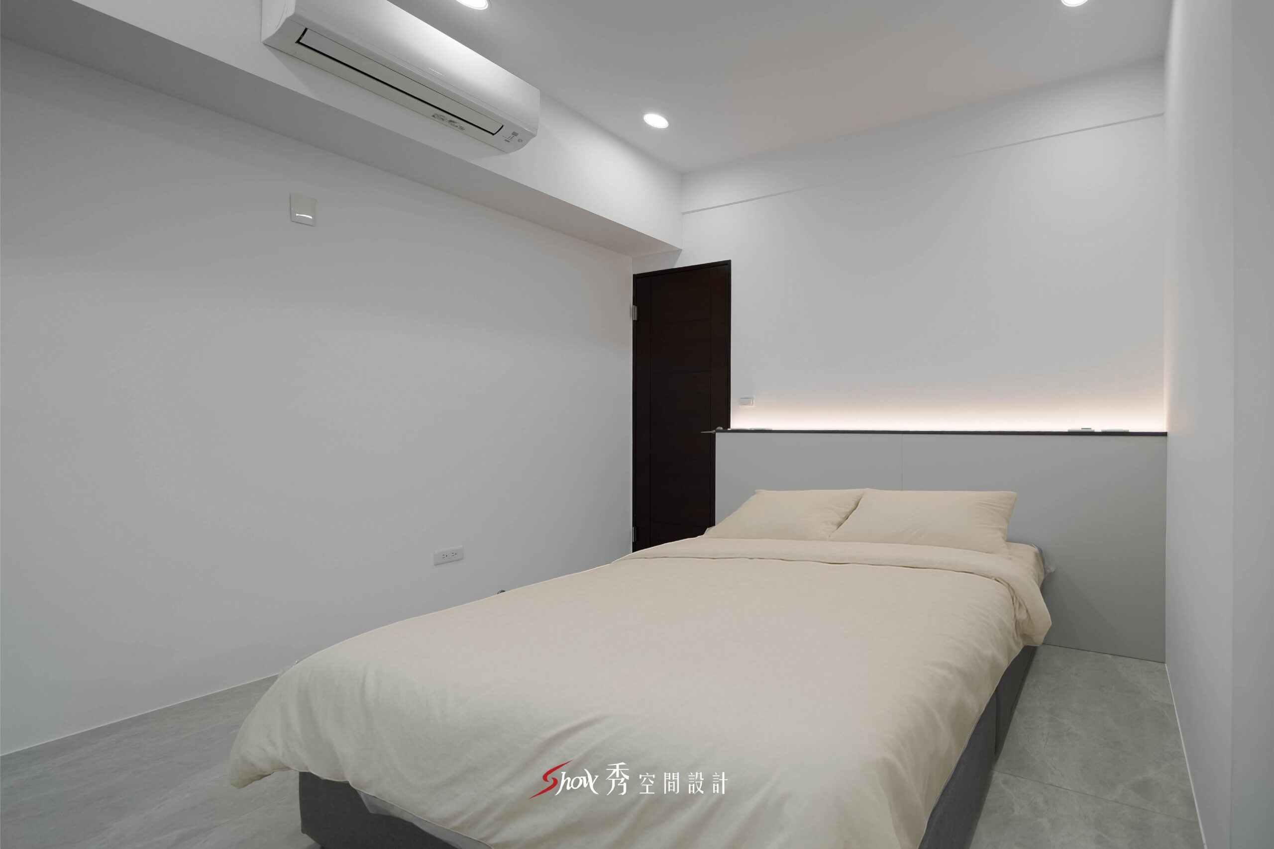 白色臥室搭配床頭間接照明與簡約家具配置