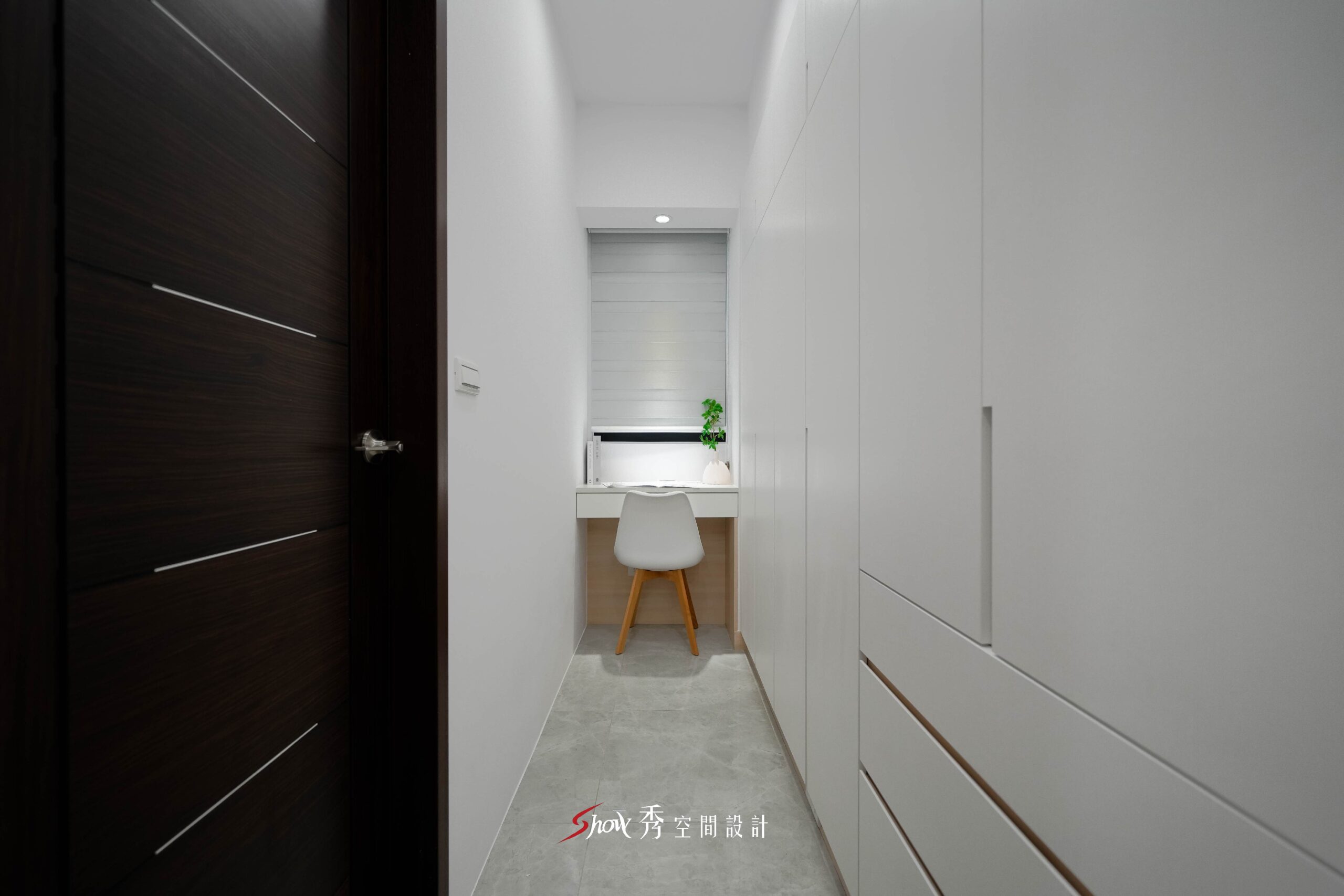 臥室連接衣櫃走道與窗邊書桌的收納設計