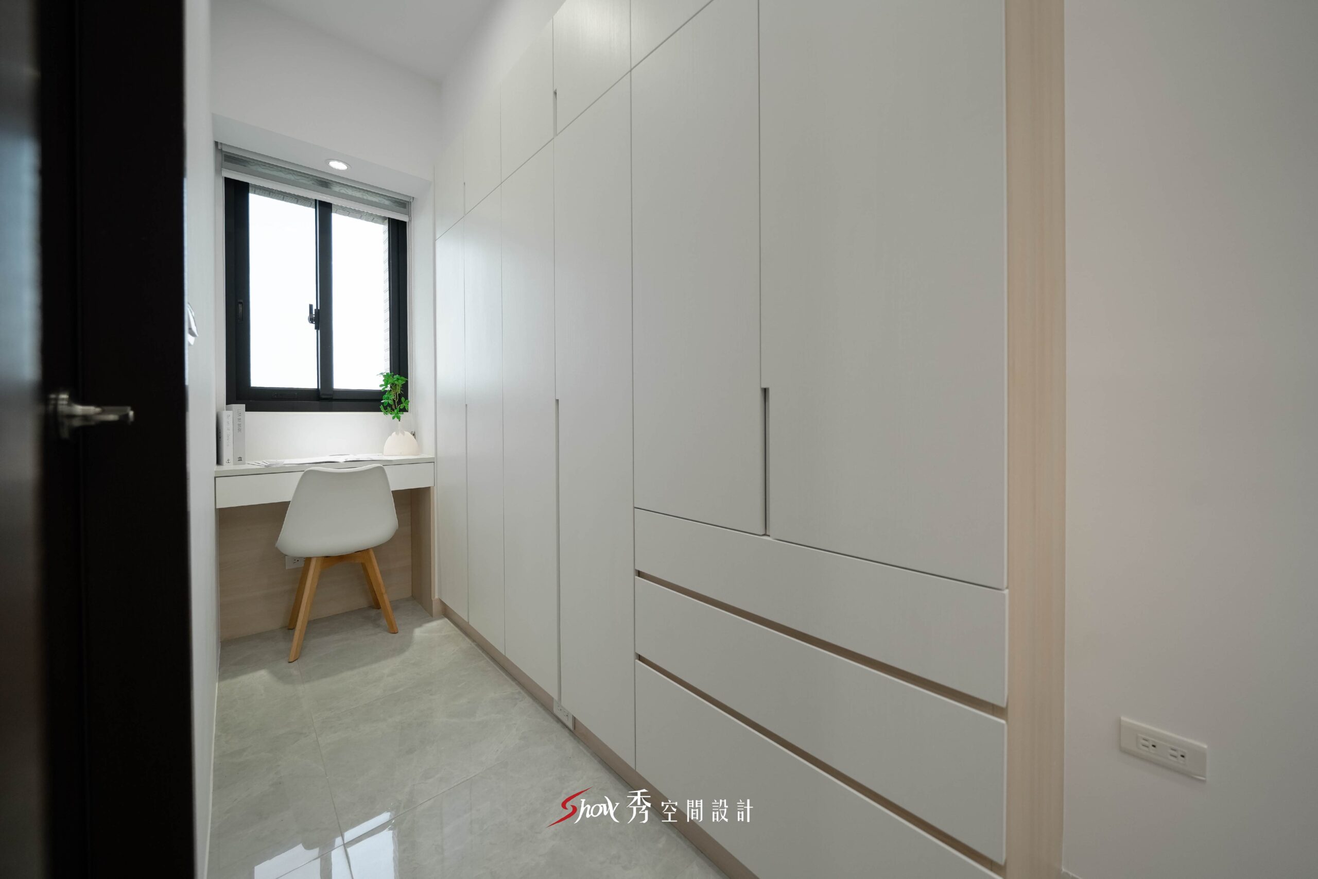 白色系走道衣櫃與窗邊書桌的簡約收納空間