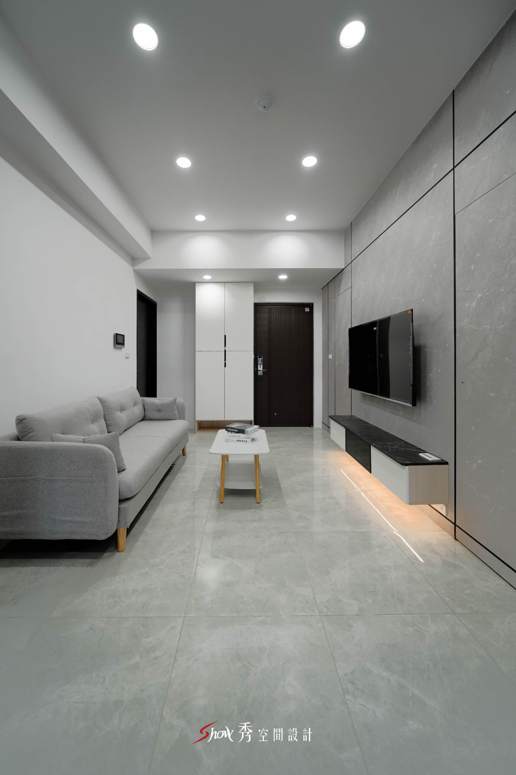 灰色石紋電視牆與懸浮電視櫃的現代簡約客廳