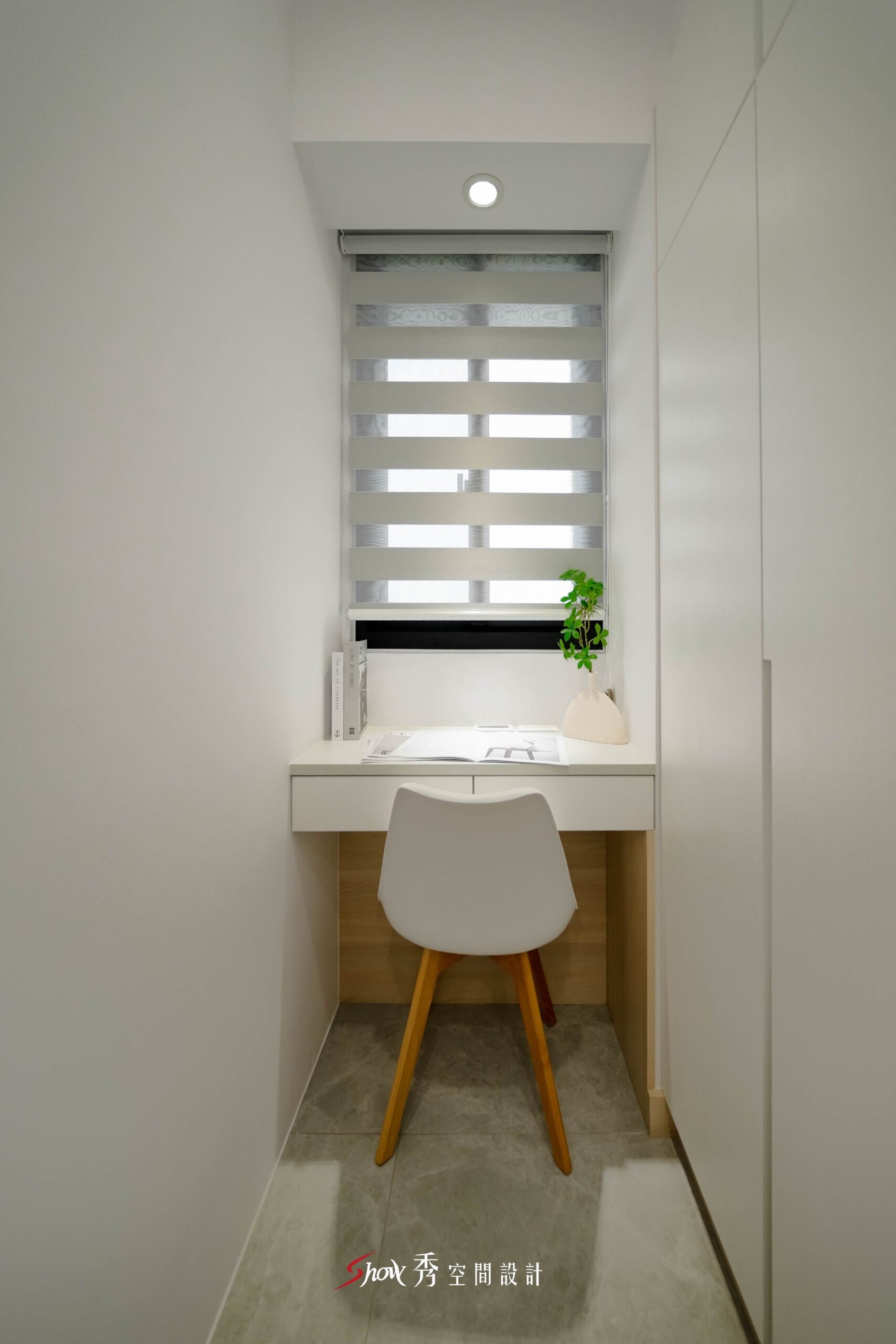 白色書桌與窗邊採光的小型閱讀工作空間