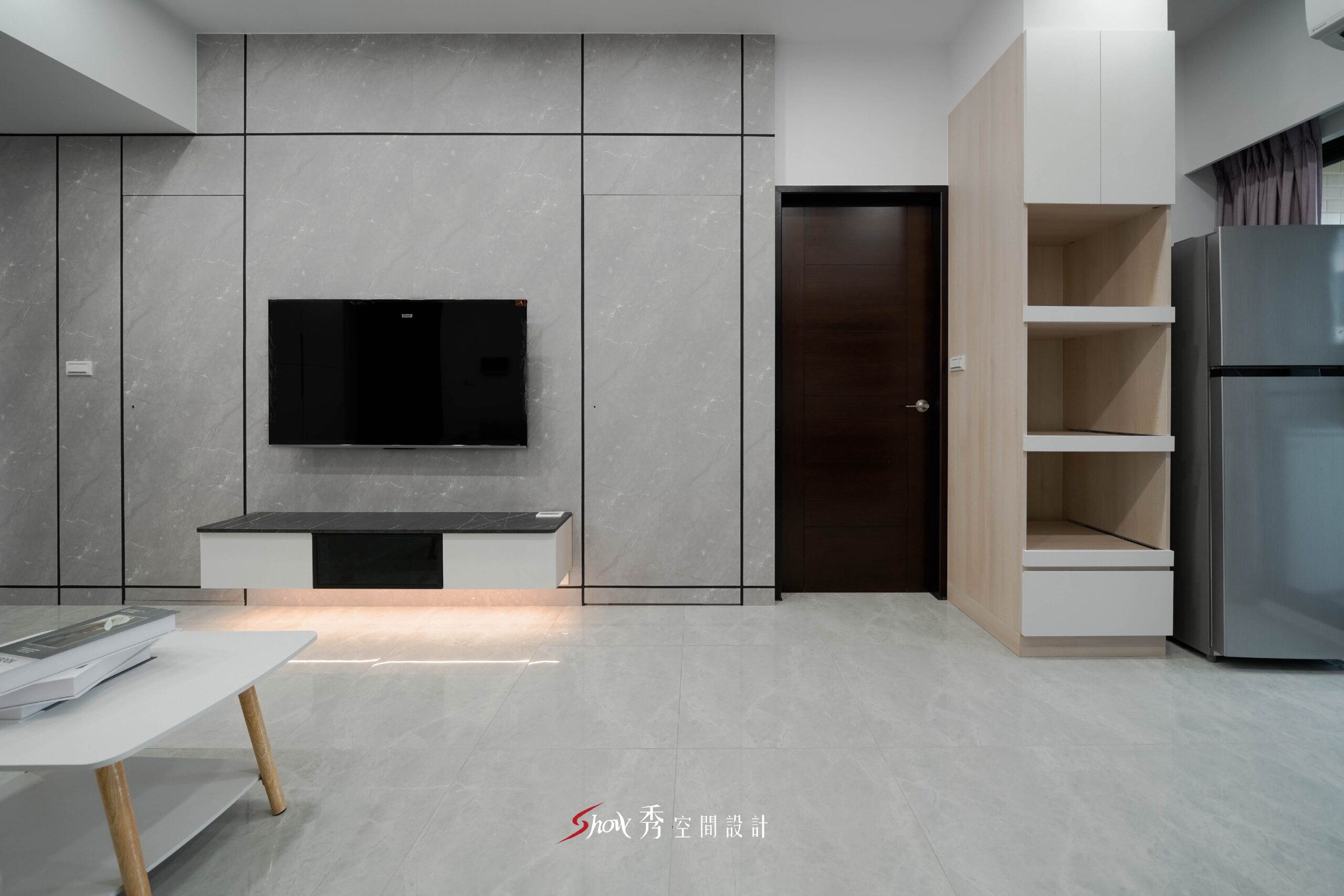 客廳灰色石紋電視主牆搭配懸浮電視櫃與木質開放展示層架的現代簡約空間